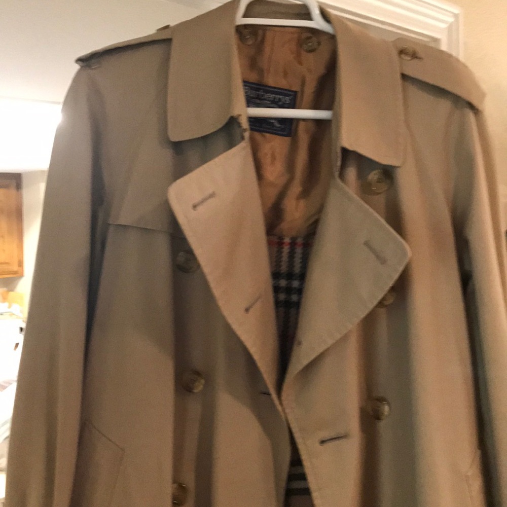Men’s Classic Burberry trench coat US size 44. L